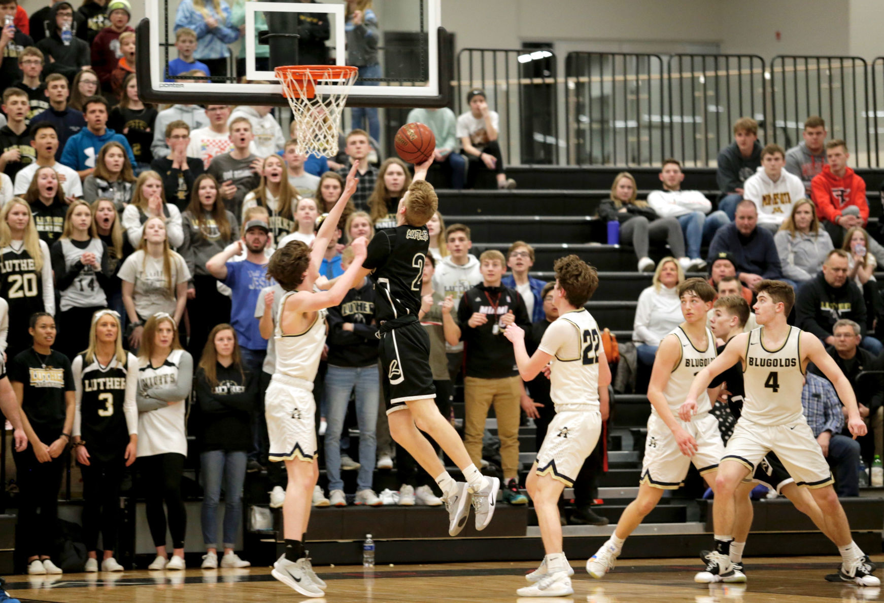Onalaska Luther vs. La Crosse Aquinas
